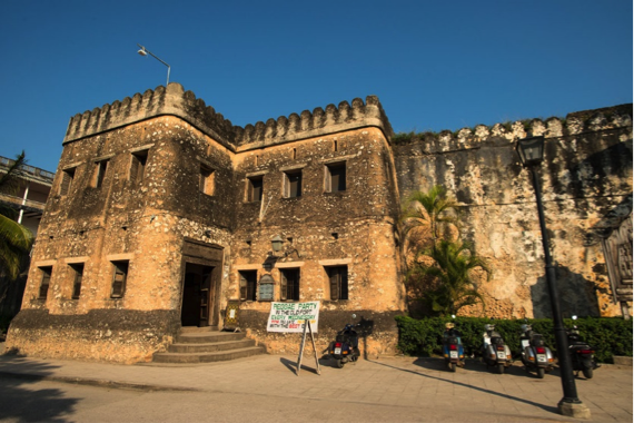 cropped-old-fort-in-stone-town.png